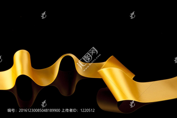 金色絲帶的旗幟