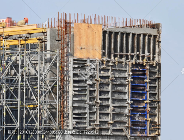 建筑工地具有折疊機(jī)構(gòu)的混凝土模板
