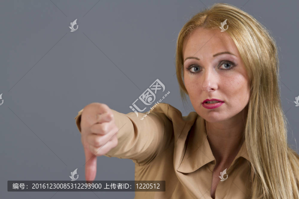 拇指朝下的手勢