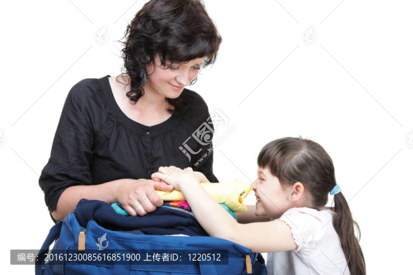 女子和女兒手上塞滿了衣服和雙肩包