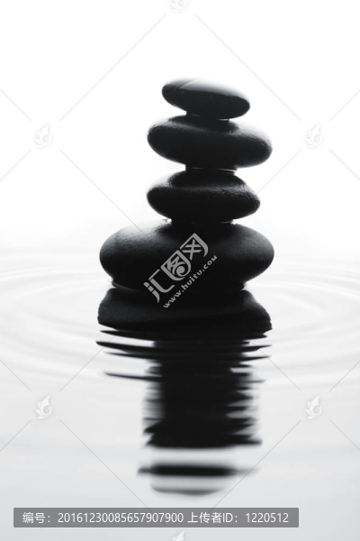 石頭在水中