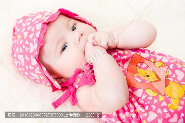 穿紅色衣服的嬰兒
