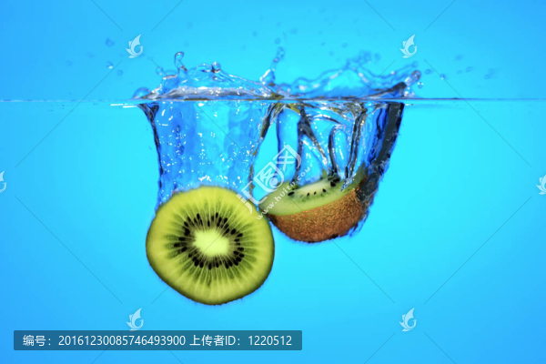 獼猴桃落在水里