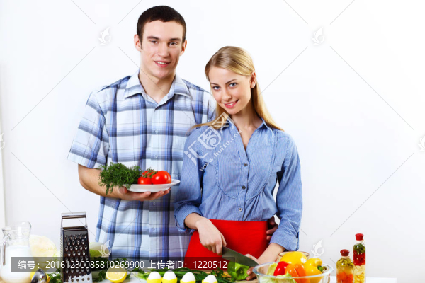 丈夫和妻子一起在家里做飯