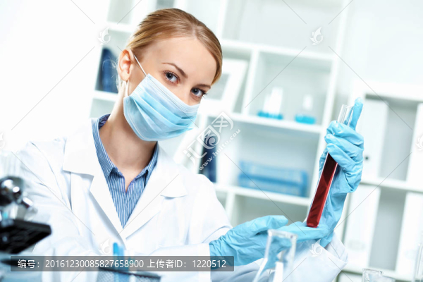 在實驗室工作的年輕科學家