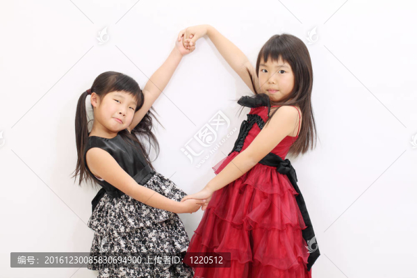 兩個(gè)亞洲小女孩