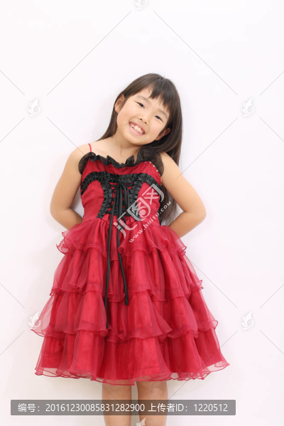 小亞洲女孩穿連衣裙