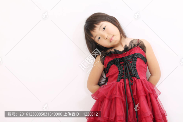 小亞洲女孩穿連衣裙