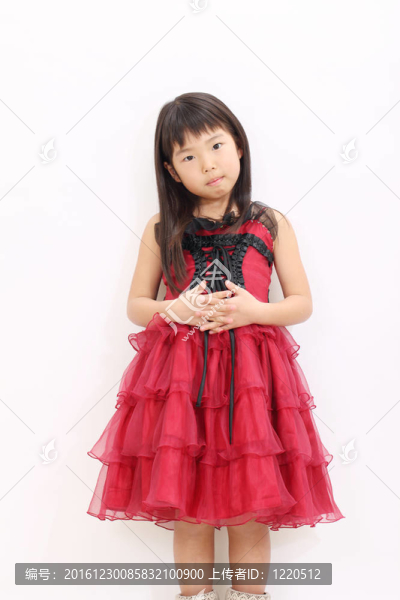 小亞洲女孩穿連衣裙