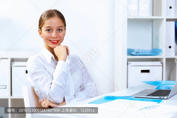 女青年上班服上班