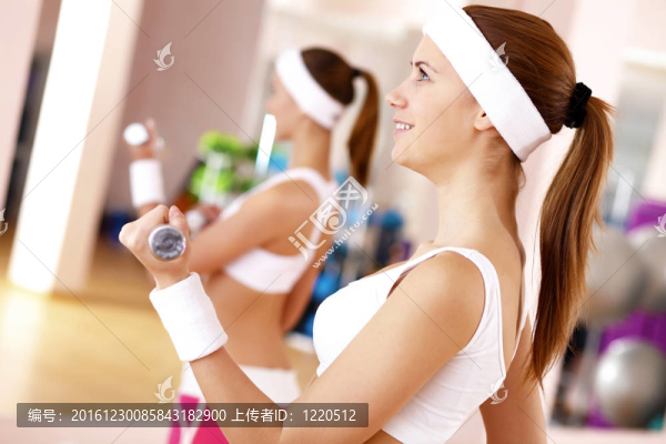年輕女子在健身房做運(yùn)動(dòng)
