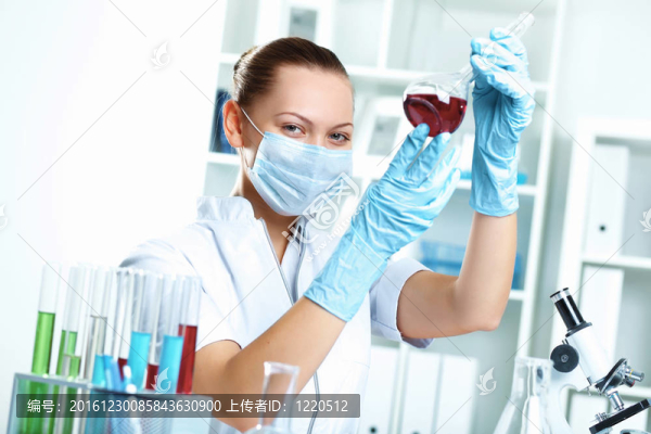 在實(shí)驗(yàn)室工作的年輕科學(xué)家