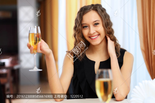 年輕漂亮的女人坐在餐館里
