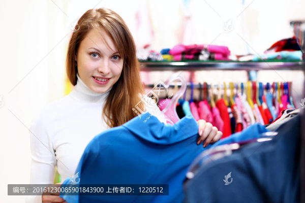 年輕女人在商店里買衣服
