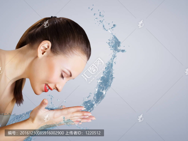 水濺的年輕女子