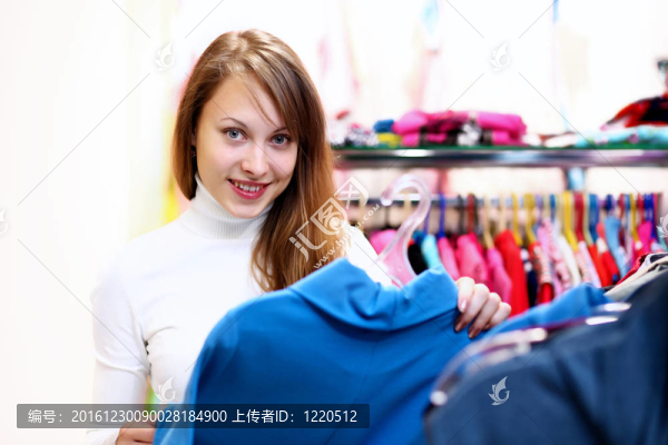 年輕女人在商店里買衣服