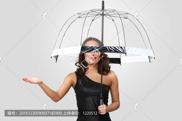 穿黑色連衣裙的女人