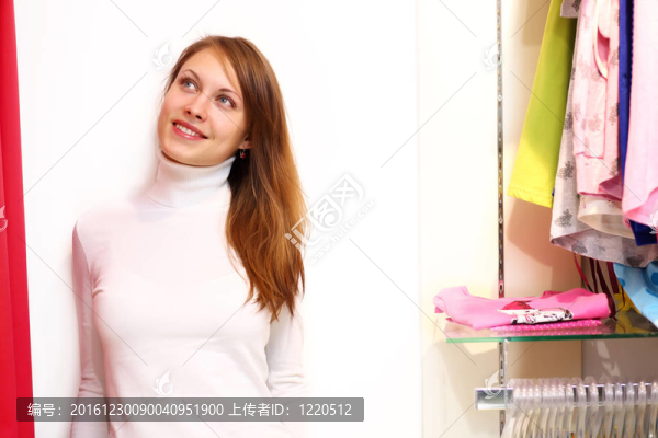 年輕女人在商店里買(mǎi)衣服