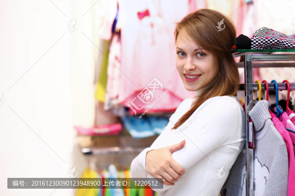 年輕女人在商店里買衣服