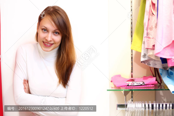 年輕女人在商店里買衣服