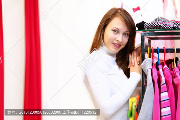 年輕女人在商店里買衣服