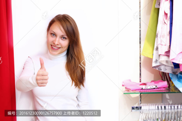 年輕女人在商店里買衣服
