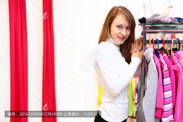 年輕女人在商店里買衣服