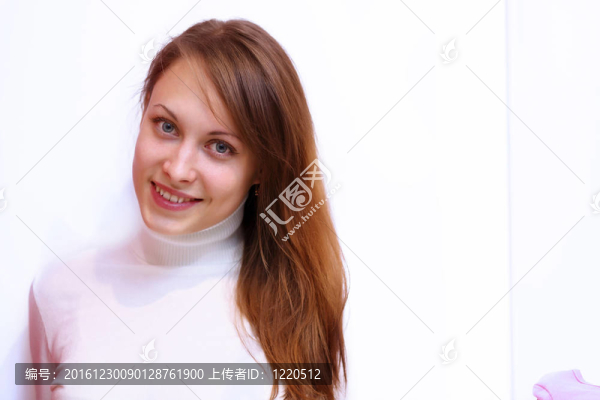 年輕女人在商店里買衣服