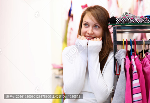 年輕女人在商店里買衣服