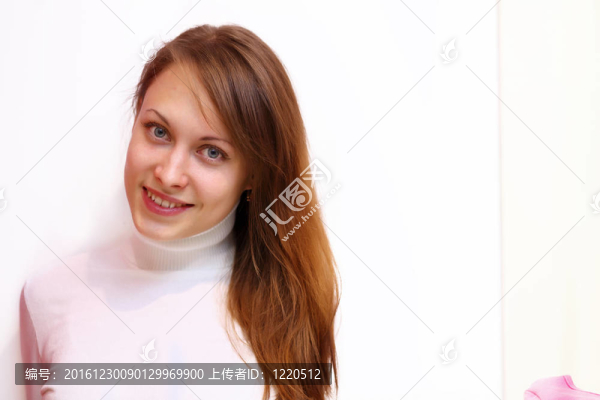 年輕女人在商店里買(mǎi)衣服