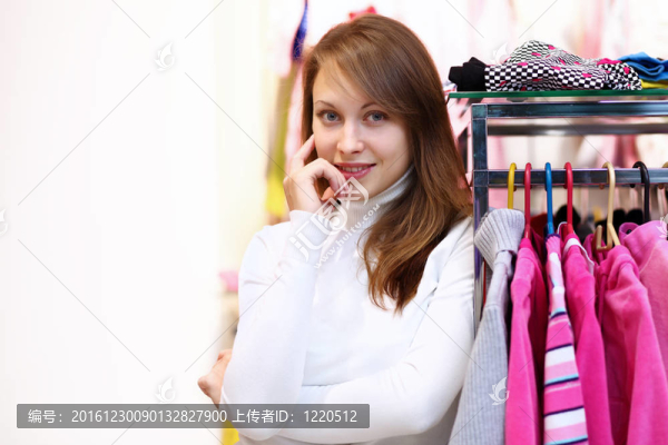 年輕女人在商店里買衣服