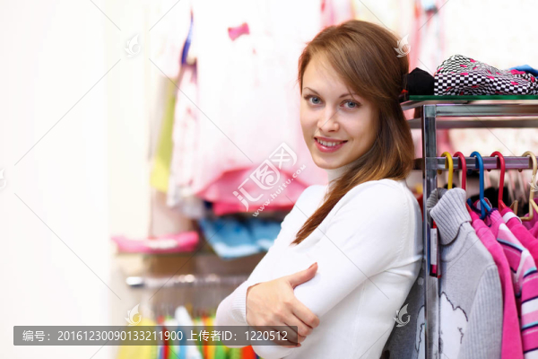 年輕女人在商店里買衣服