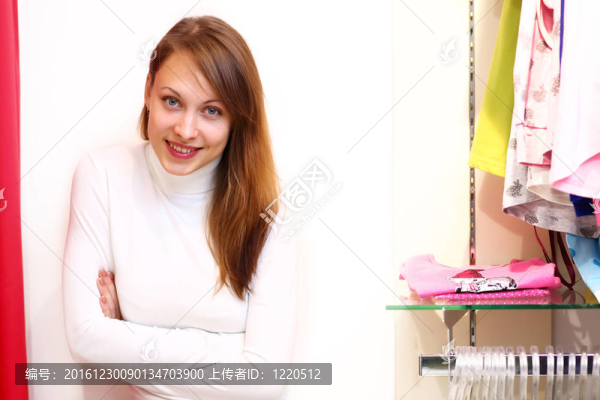 年輕女人在商店里買衣服