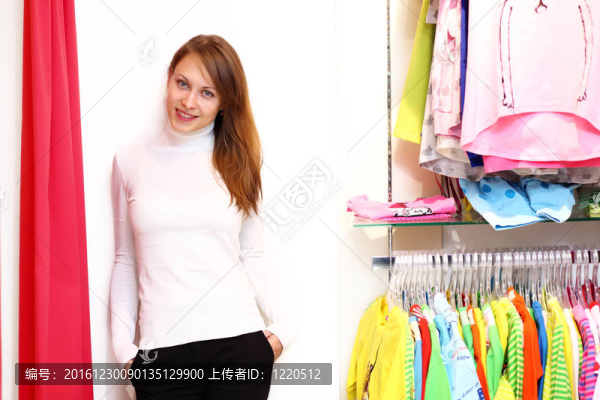 年輕女人在商店里買衣服