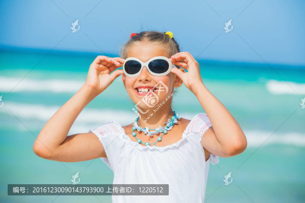 墨鏡女孩放松海洋背景