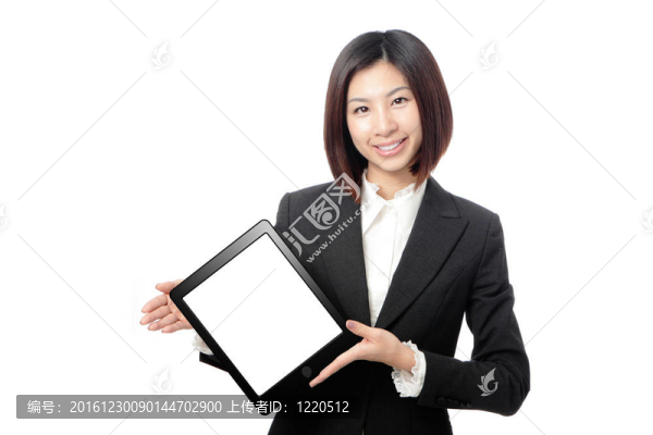 商業(yè)女性微笑并展示平板電腦