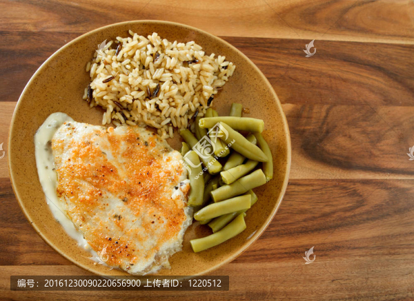 海鮮；米飯和蔬菜