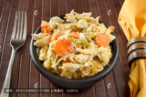 雞肉面條湯的砂鍋