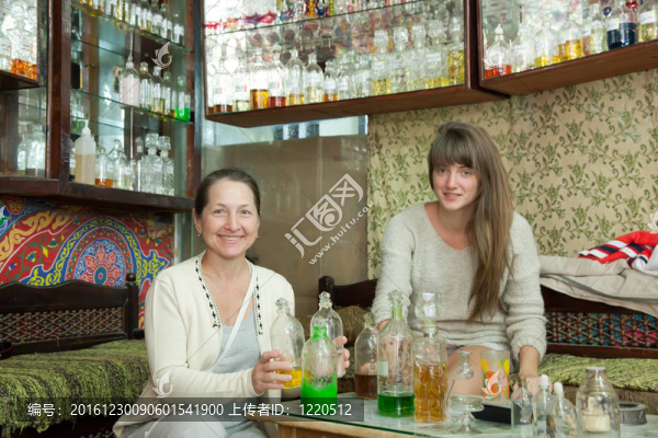 兩個女人選擇精油