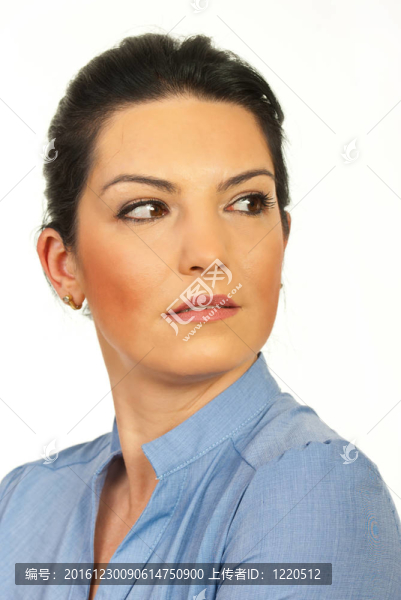 女人臉朝一邊看