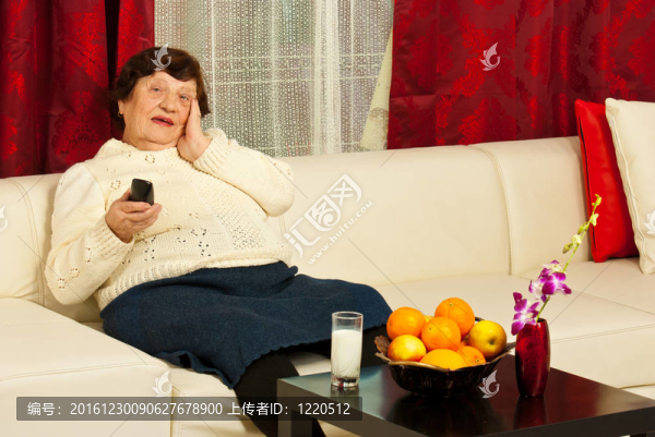 老年婦女在客廳看電視
