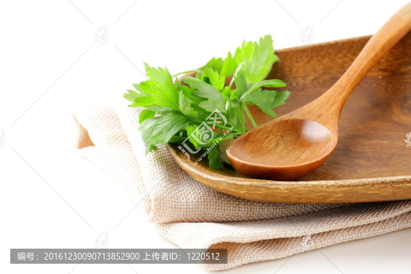 白色的木盤子和餐具