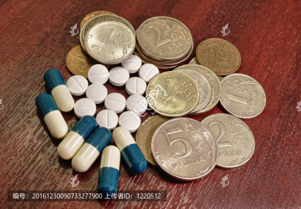 藥丸膠囊藥物和硬幣