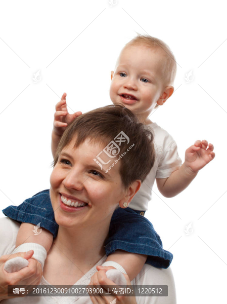 孩子坐在他母親的肩膀上