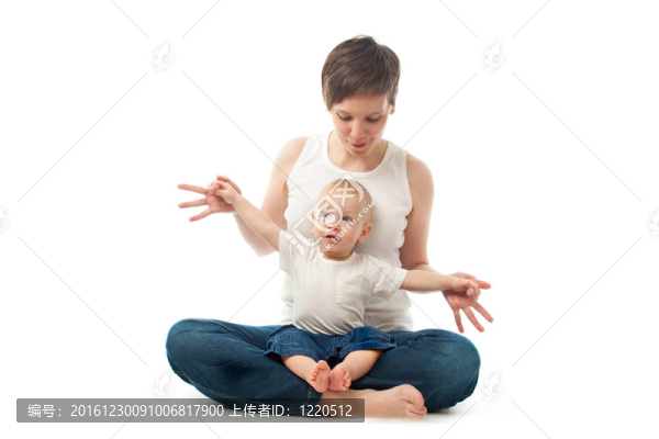 年輕的母親和她的孩子坐在一起