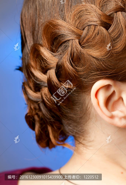 編辮子的側(cè)視現(xiàn)代發(fā)型