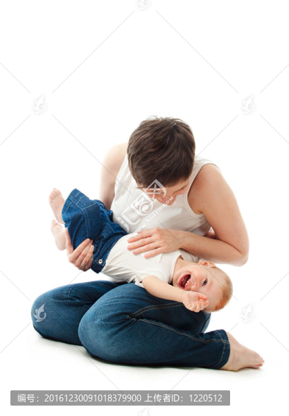 年輕母親和孩子玩耍