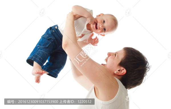 年輕母親和孩子玩耍
