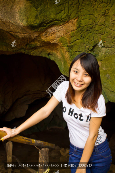 嚴(yán)暹羅泰國(guó)女孩在洞穴