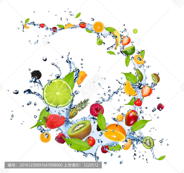 新鮮水果落在水中飛濺；白色背景上孤立